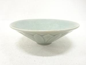 高麗青磁　花彫　茶碗(保護箱付)